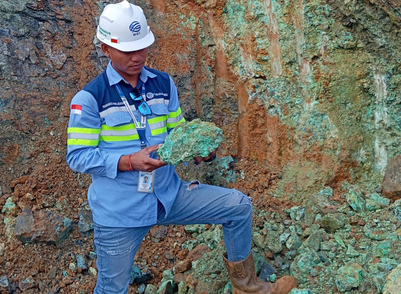 Tim lapangan memeriksa sampel mineral